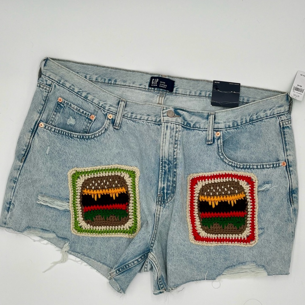 🍔Gap cut off , patched shorts 🍔